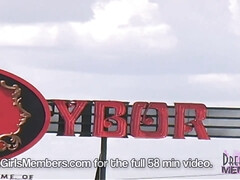 Enthousiasteling, Grote mammen, Blond, Rondborstig, Natuurlijke tieten, Openbaar, Tieten likken, Onder de rok