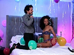 Gros cul, Grosse bite, Sucer une bite, En levrette, Noir ébène, Seins naturels, Adolescente, Nénés