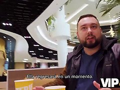 Vip4k. hunter se folla a una hermosa pelirroja en el baño público