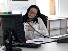 Enthousiasteling, Aziatisch, Bruinharig, Vingeren, Masturbatie, Kantoor, Geschoren, Strippen