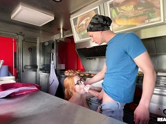 Grote lul, Pijpbeurt, Brits, Aangekleed, Brillen, Likken, Openbaar, Roodharige vrouw