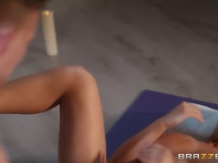 Cul, Gros seins, Brunette brune, Pieds, Seins naturels, Huilée, Chatte, Tatouage