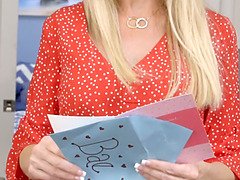 Gros seins, Blonde, Sucer une bite, Tir de sperme, Talons, Chatte, Fessée, Plan cul à trois