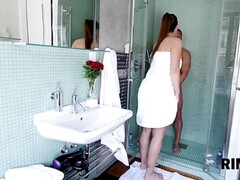 Grote mammen, Stel, Vingeren, Natuurlijke tieten, Anaal likken, Geschoren, Douche, Tiener