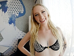 Grote lul, Blond, Pijpbeurt, Natuurlijke tieten, Kort haar, Tatoeage, Tiener, Tieten likken