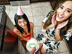 18 ans, Gros cul, Grosse bite, Gros seins, Sucer une bite, Brunette brune, En levrette, Adolescente