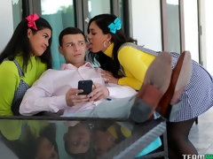 Brunette brune, 2 femmes 1 homme, Branlette thaïlandaise, Embrassement, Fille latino, Adolescente, Plan cul à trois, Nénés