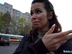 Cul, Sucer une bite, Brunette brune, Tir de sperme, En levrette, Seins naturels, Public, Réalité