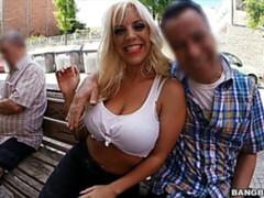 Grosser arsch, Grosse titten, Blondine, Blasen, Hundestellung, Milf, Öffentlich, Titten