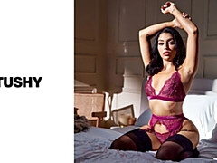 Grosse bite, Sucer une bite, Brunette brune, En levrette, Double pénétration, Seins naturels, Adolescente, Nénés