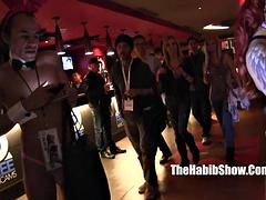 Asiatique, Grosse bite, Noire, Sucer une bite, Noir ébène, Partouze, Plan cul à trois, Nénés