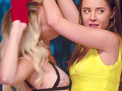 Blasen, Braunhaarige, Aufs gesicht abspritzen, Frau frau mann, Lingerie, Flotter dreier