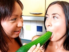 Embrassement, Cuisine, Lesbienne, Lingerie, Petite femme, Chatte, Rasée, Jouets