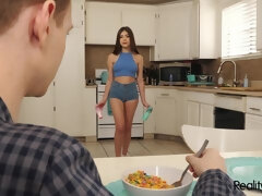 Blonde, Sucer une bite, En levrette, Cuisine, Léchez, Maigrichonne, Adolescente, Nénés