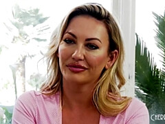 Anal, Gros seins, Sucer une bite, Plantureuse, En levrette, Rasée, Strapon, Nénés