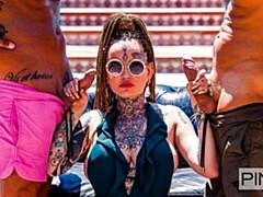 Большая жопа, Большие сиськи, Минет, Брюнетки, Собачьи, Милф, На природе, Втроем