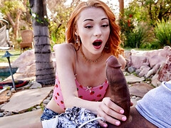 Grosse bite, Gorge profonde, Monstre, Seins naturels, Chatte, Rousse roux, Rasée, Nénés