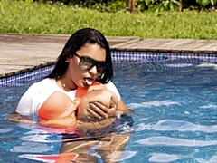 Belle grosse femme bgf, Gros cul, Gros seins, Brunette brune, Rondelette, Masturbation, Piscine, Solo