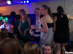 Pijpbeurt, Naakte man aangeklede vrouw, Aangekleed, Dansen, Hondjeshouding, Likken, Feest, Kousen