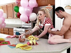 Grosse bite, Blonde, Sucer une bite, En levrette, Cuisine, Seins naturels, Maigrichonne, Nénés