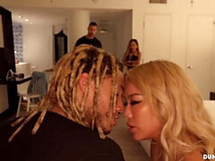 Grosser schwanz, Bisexuell, Blondine, Riesig, Küssen, Zierlich, Muschi, Titten