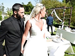 Gros cul, Gros seins, Blonde, Sucer une bite, Mariée, En levrette, Mère que j'aimerais baiser, Cheveux courts