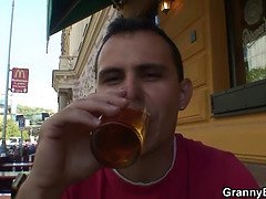 ブロンド, フェラチオ, イマラチオ, 手コキする, 熟年, 淫乱熟女, 母, 義母