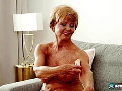 Grote kont, Grote mammen, Blond, Masturbatie, Rijpe lesbienne, Naakt, Alleen, Strippen