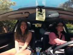 Cul, Sucer une bite, Brunette brune, Voiture, Faciale, Petite amie, Seins naturels, Train