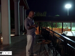 Anal, Cul à la bouche, Brunette brune, En levrette, Faciale, Léchez, Chevaucher, Jouets