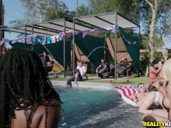 Braunhaarige, Hundestellung, Behaart, Lecken, Natürlichen titten, Zierlich, Piercing, Pool