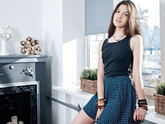 Kont, Bruinharig, Vingeren, Masturbatie, Alleen, Strippen, Tiener, Tieten likken