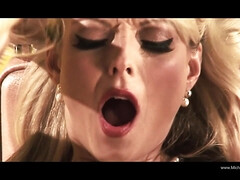 Tetas grandes, Rubia, Penetracion con dedos, Lesbiana, Masturbación, Juguetes
