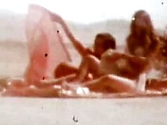 Amateur, Grosse bite, Sucer une bite, 2 femmes 1 homme, Masturbation, Public, Plan cul à trois, Rétro ancien