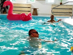 Amateur, Anal, Bikini, Rubia, Europeo, Penetracion con dedos, Piscina, Mojado