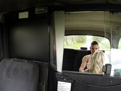 Enthousiasteling, Grote mammen, Auto, Sperma, Vingeren, Buiten, Kut duiken, Nat