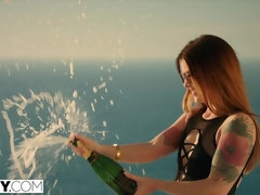 アナル, フェラチオ, バック, 手コキする, 赤毛, ストリッピング, タトゥー, ティーン