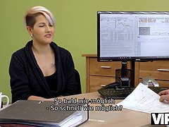 Vip4k whore weiß, dass ihre sexuellen reize helfen können, einen kredit zu bekommen