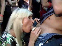 Blonde, Homme nu et filles habillées, Groupe, Hd, Lesbienne, Mère que j'aimerais baiser, Fête, Echangistes