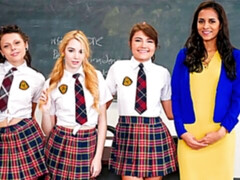 Rubia, Penetracion con dedos, Besar, Masturbación, Colegiala, Estriptis, Maestra, Trio