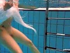 Grote mammen, Bruinharig, Vrouw, Fetisj, Ondergoed, Russisch, Douche, Onderwater