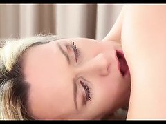 Blond, Oudere vrouw, Hondjeshouding, Handbeurt, Hd, Moeder die ik wil neuken, Zuigen, Tieten likken