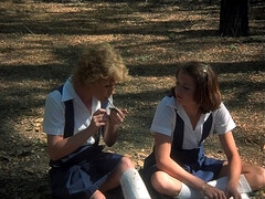 フェラチオ, 足コキ, 手コキする, インド人, ラティーナ, 淫乱熟女, おもらし, 三人