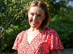 Gros cul, Robe, Doigter, Masturbation, Cheveux courts, Maigrichonne, Solo, Dénudage