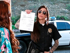 Brunette brune, Embrassement, Lingerie, Masturbation, Chatte, Dénudage, Tatouage, Nénés