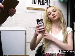 18 jaar, Blond, Hardcore, Kantoor, Realiteit, Spion, Tiener, Tieten likken