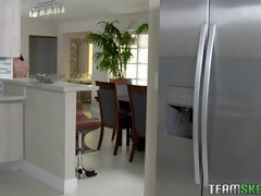 Bikini, Morena, Condón, Besar, Lamidas, Tetas naturales, Coño, Adolescente