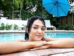 Cul, Sucer une bite, Brunette brune, En levrette, Léchez, Piscine, Rasée, Dénudage