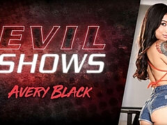 Brunette brune, Doigter, Béant, Solo, Dénudage, Tatouage, Nénés, Jouets