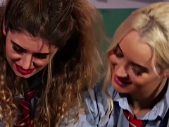 Amateur, Homme nu et filles habillées, Pom pom girl, Femme dominatrice, Branlette thaïlandaise, Masturbation, Pute